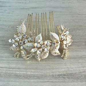 STUNNING Bridal Hair Comb, 16 carrot gold, flower rhinestones
